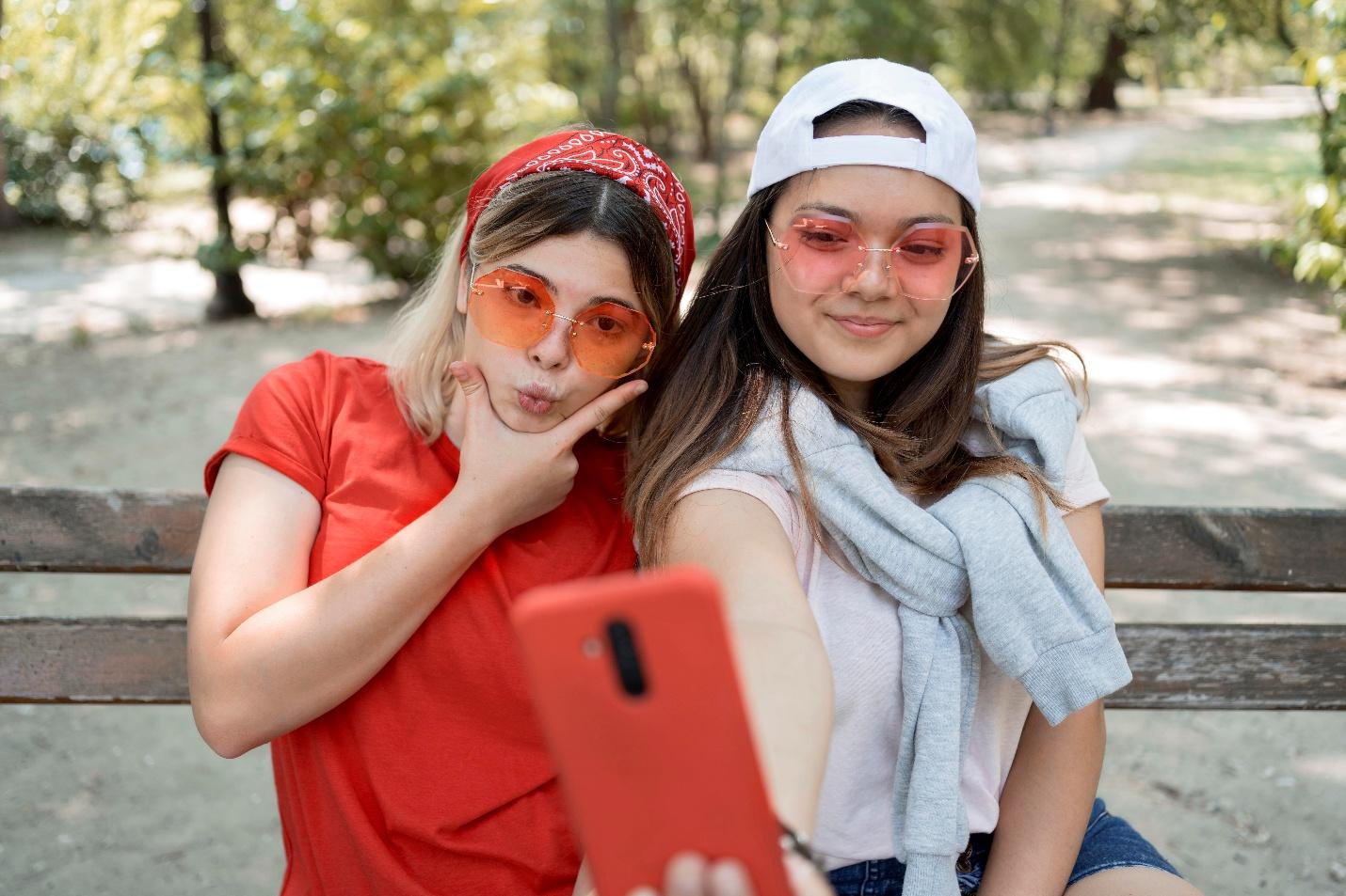 Doua adolescente facand selfie.
