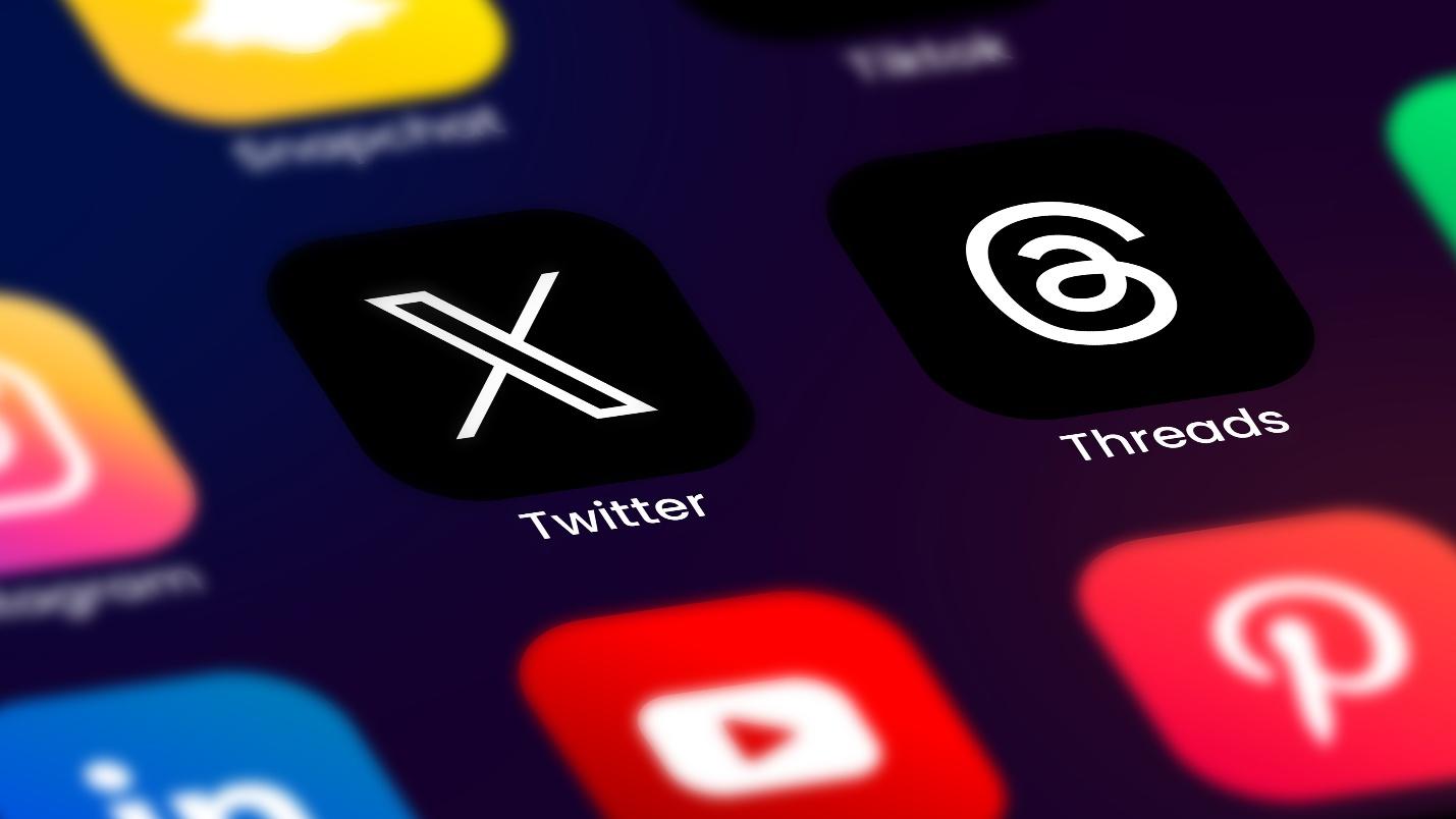 Iconitele aplicatiilor Twitter si Threads alaturate, pe un ecran digital.