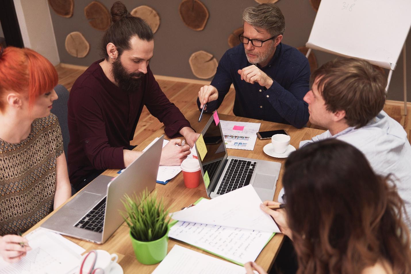 Echipa de marketing colaboreaza la o strategie integrata de PPC si AEO &icirc;n birou