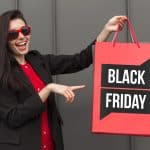 Fata cu o sacosa de Balck Friday